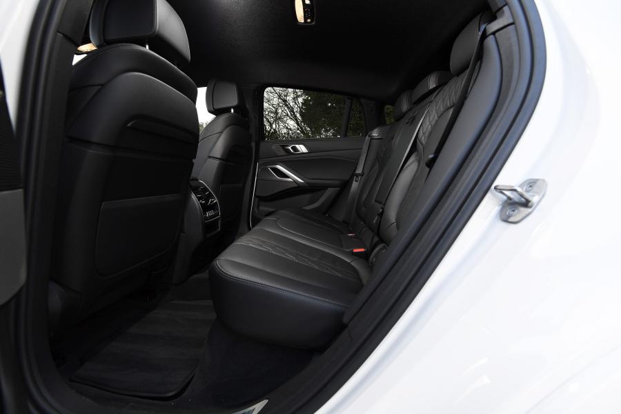Интерьер BMW X6 xDrive30d M Sport (G06) 2019 года  (UK) (фото 11 из 16)